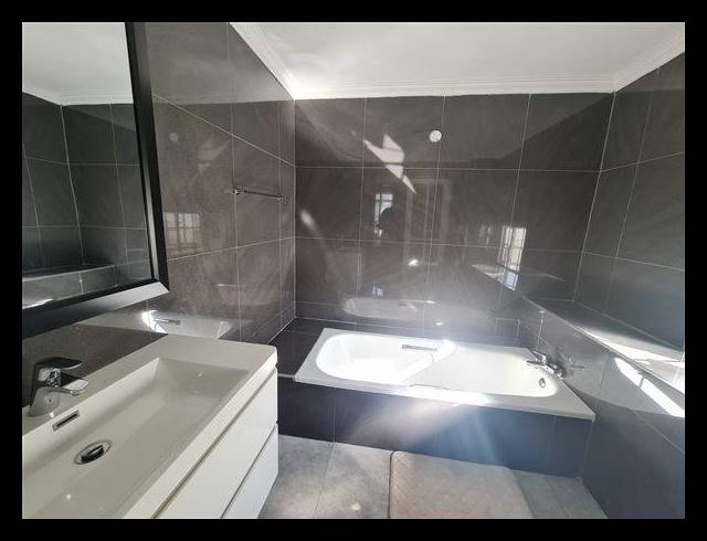 2 BEDROOM APARTMENT FOR SALE IN ESSENWOOD